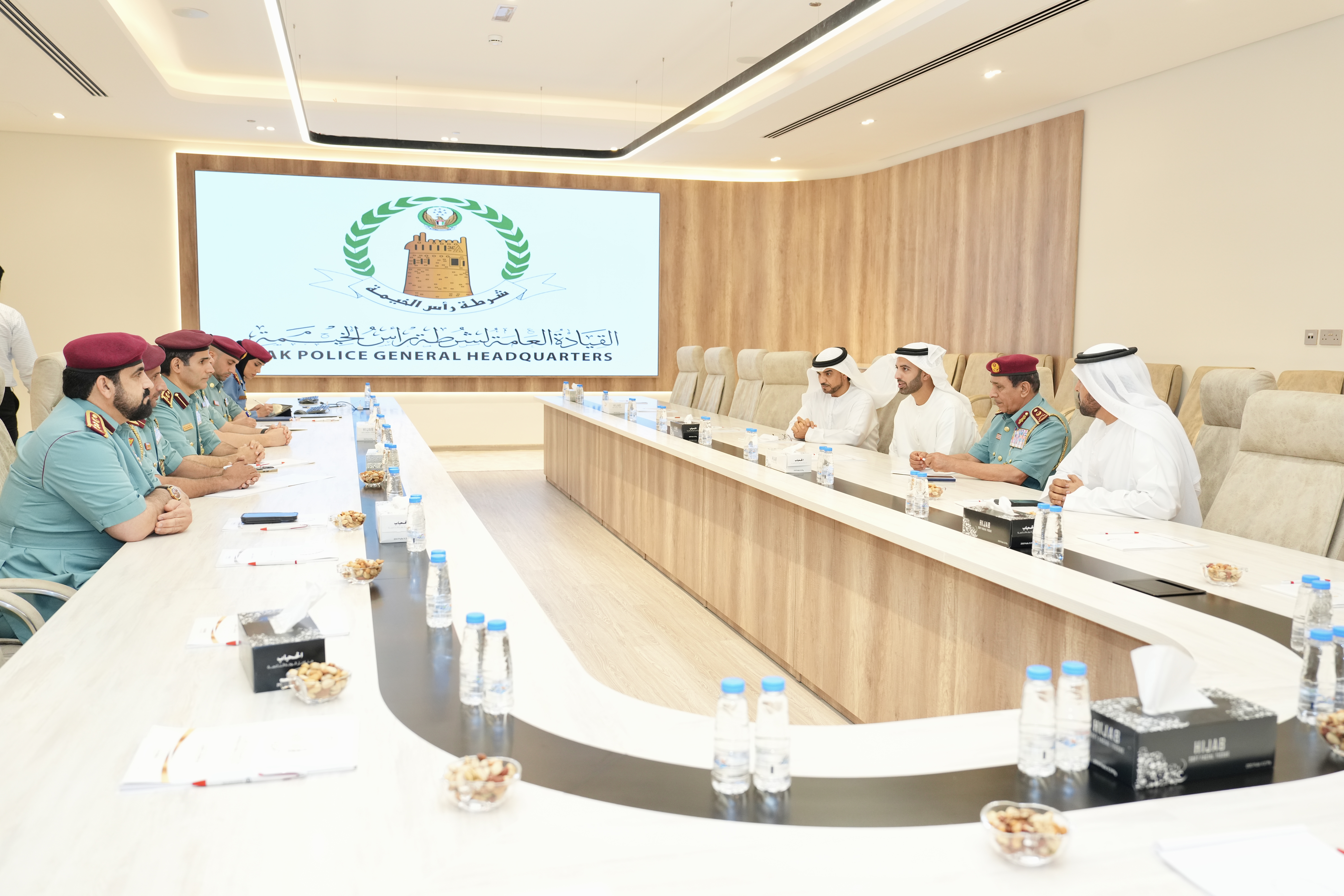 Read more about the article ولي عهد رأس الخيمة يشيد بتكامل منظومة الربط الإلكتروني لقطاع الأمن والعدالة بالإمارة